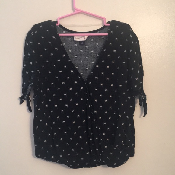 Universal Thread B&W Crossover Crop top - Picture 1 of 3